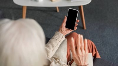 Deepfakes na Saúde: Vídeos Falsos por IA colocam Idosos em Risco